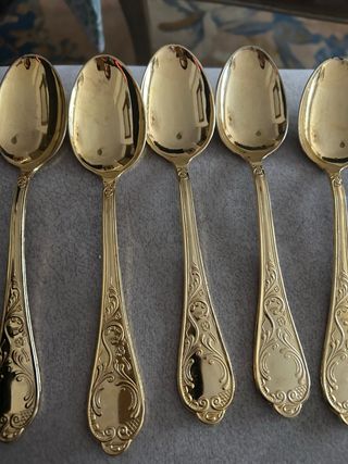 Set di 12 cucchiai dorati con design