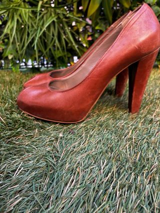 Zapatos de piel marrones peep toe