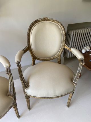 2 Sillas Antiguas Beige y Doradas