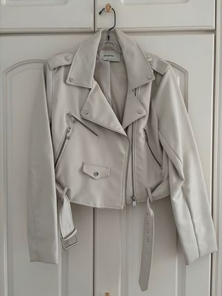 Cazadora blanca para vestir efecto piel