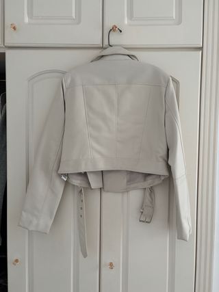 Cazadora blanca para vestir efecto piel