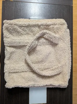 Bolso de borrego Stradivarius Beige