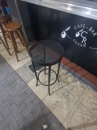 Taburetes metálicos y de madera