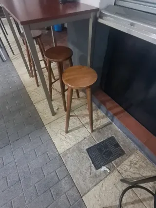 Taburetes metálicos y de madera