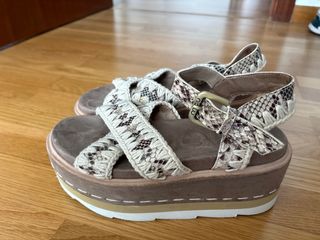 Sandalias cuña beige y marrón