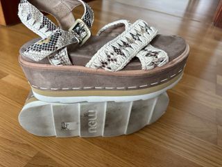 Sandalias cuña beige y marrón