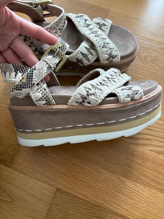 Sandalias cuña beige y marrón