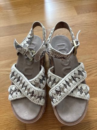 Sandalias cuña beige y marrón