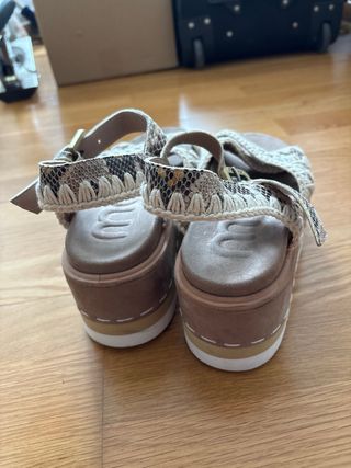 Sandalias cuña beige y marrón