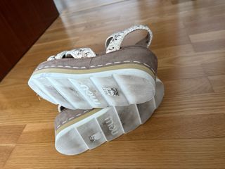 Sandalias cuña beige y marrón