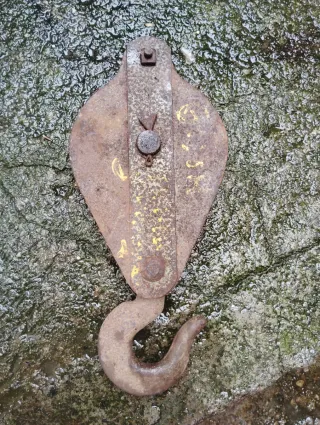 Roldana de hierro con gancho