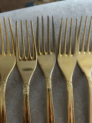 Tenedores dorados con diseño