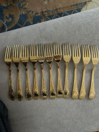 Tenedores dorados con diseño