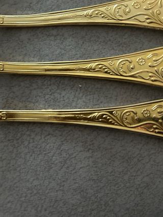 Tenedores dorados con diseño