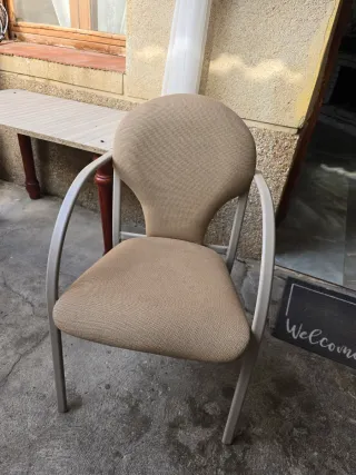 Silla de comedor beige y gris