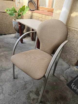 Silla de comedor beige y gris