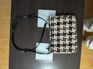 Bolso cruzado Parfois beige y negro