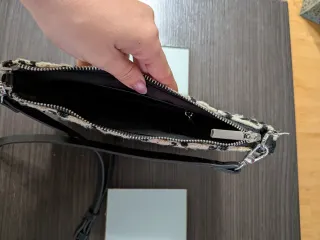 Bolso cruzado Parfois beige y negro