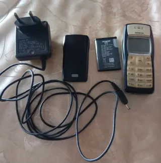 Cellulare Nokia vintage con caricabatterie