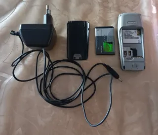 Cellulare Nokia vintage con caricabatterie