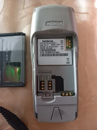 Cellulare Nokia vintage con caricabatterie