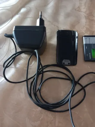 Cellulare Nokia vintage con caricabatterie