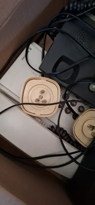 Telefono fisso beige e nero