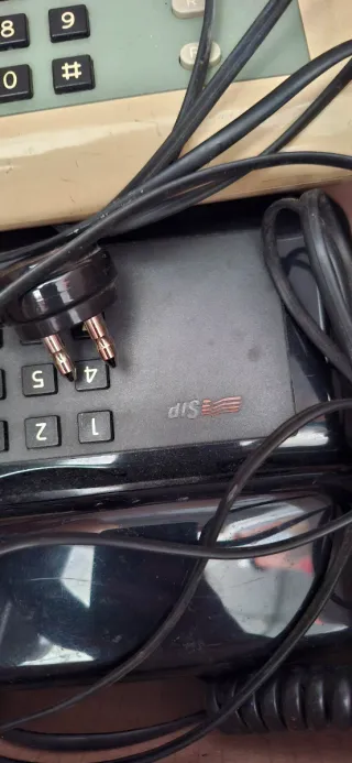 Telefono fisso beige e nero