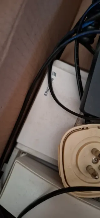 Telefono fisso beige e nero