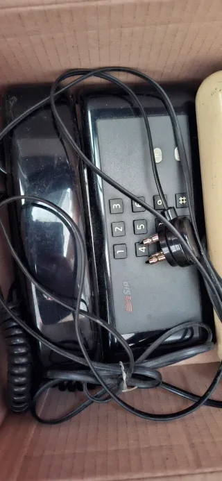 Telefono fisso beige e nero