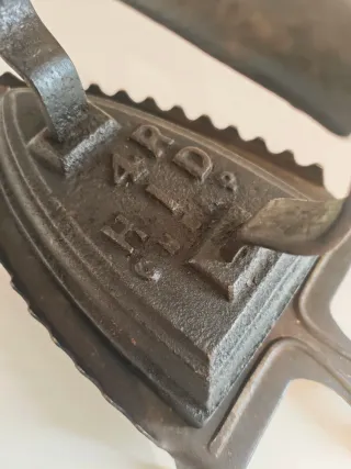 Plancha antigua de hierro fundido