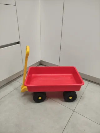 Carretilla de juguete roja y amarilla