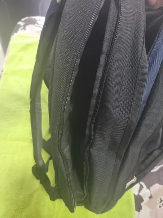 Mochila negra y azul