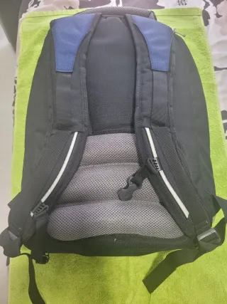 Mochila negra y azul