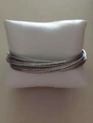 Brazalete de pulseras plateadas