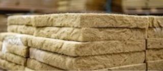 Saca llena de lana de roca nueva