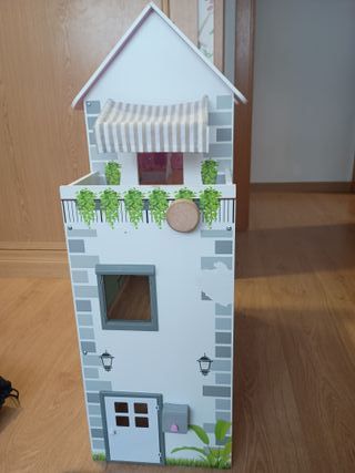 Casa de muñecas de madera