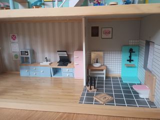 Casa de muñecas de madera