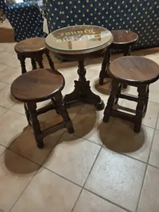 Conjunto mesa y 4 taburetes madera