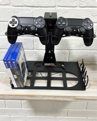 PLAYSTATION 4 NEGRA CON MANDOS Y ACCESORIOS.