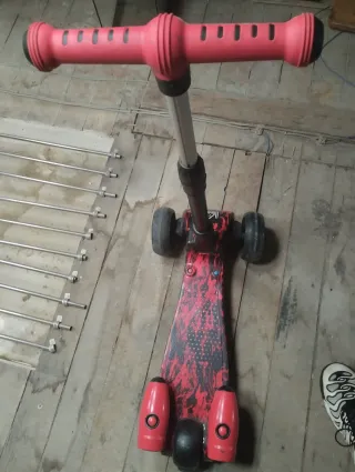 Patín infantil 3 ruedas rojo y negro