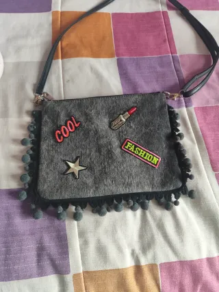 Bolso gris con parches y pompones