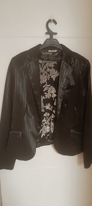 Top fiesta negro flores relieve gris