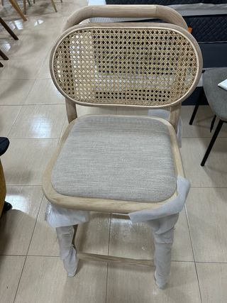 Taburete Kave Home Madera y Rattan