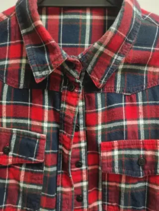 Camisa a cuadros roja y azul