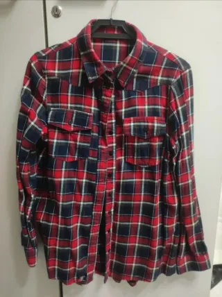 Camisa a cuadros roja y azul