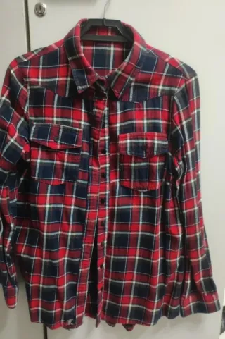 Camisa a cuadros roja y azul