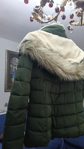 Anorak verde y blanco con capucha