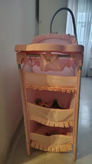 Cuna, ropero y trona para muñecas