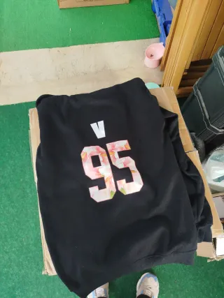 Sudadera BTS Negra Logo V